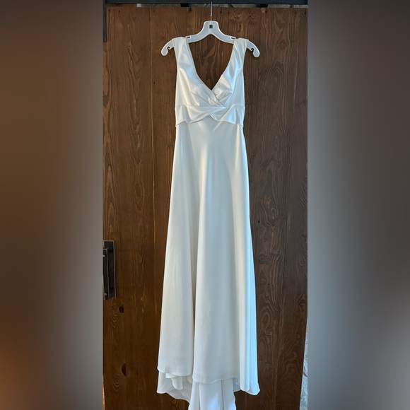 David's Bridal White V-Neck Wedding Dress - Picture 1 of 4